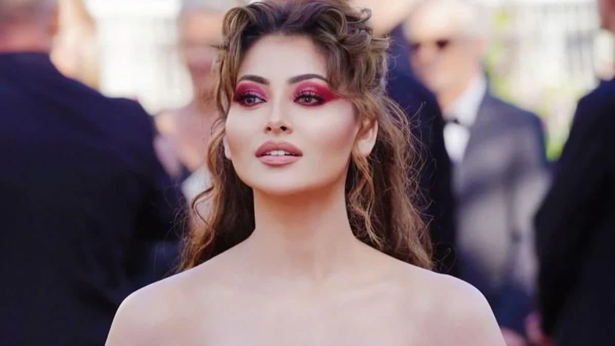 Urvashi Rautela Wants To Be In Love Triangle With Cristiano Ronaldo, Lionel Messi And We Get It